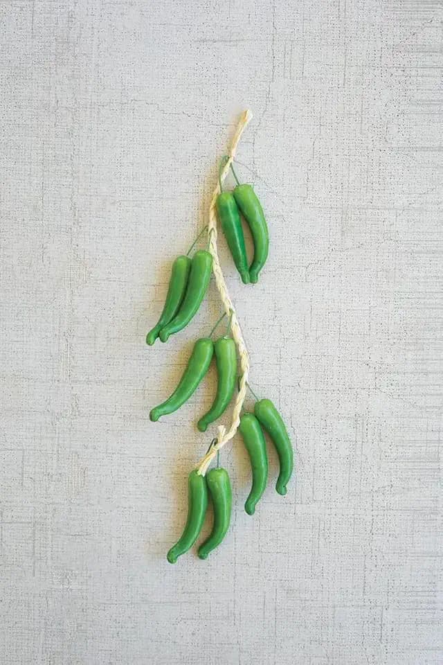 Artificial Green Hanging Pepper String - Vibrant Hanging Kitchen Decor for Wall - Lifelike Elegant Decorative Piece for Home Kitchen & Party