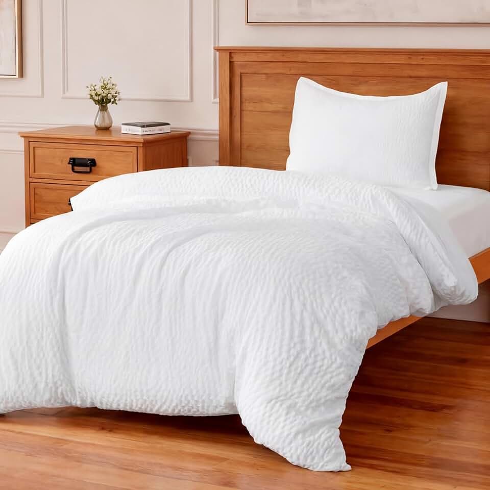 Amazon Basics Duvet Cover Set with Jacquard Geometric Pattern, 2-Piece with 1 Duvet Cover and 1 Pillow Sham, Comforter Not Included, Twin, White