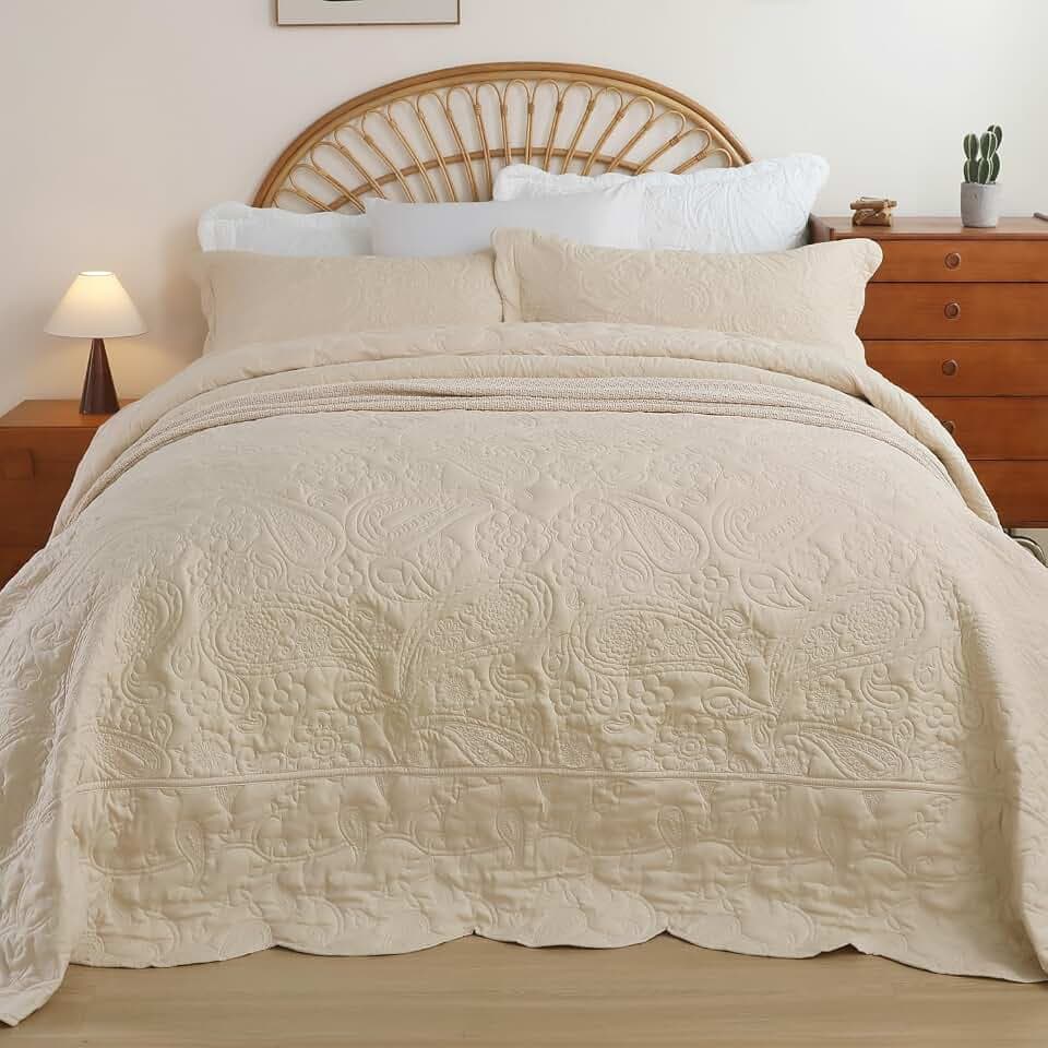 EVENHUG Oversized King Quilt California King Size Lightweight Bedding Set Reversible Bedspread Coverlets for All Seasons 3 Piece (Beige 120"x128")