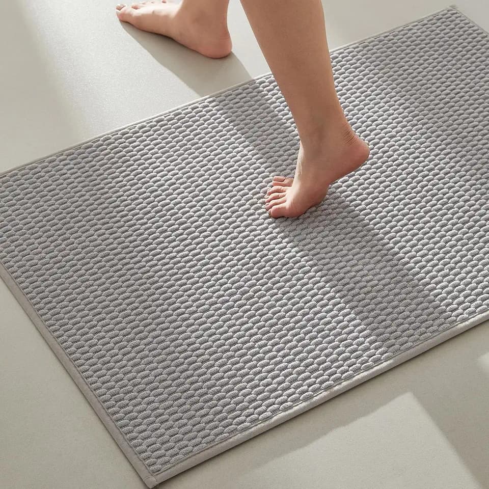 TYUU Bathroom Rugs Non Slip Washable, Super Absorbent Thin Bath Mat Quick Dry Low Pile Bathroom Rug, Light Grey 24"x47"