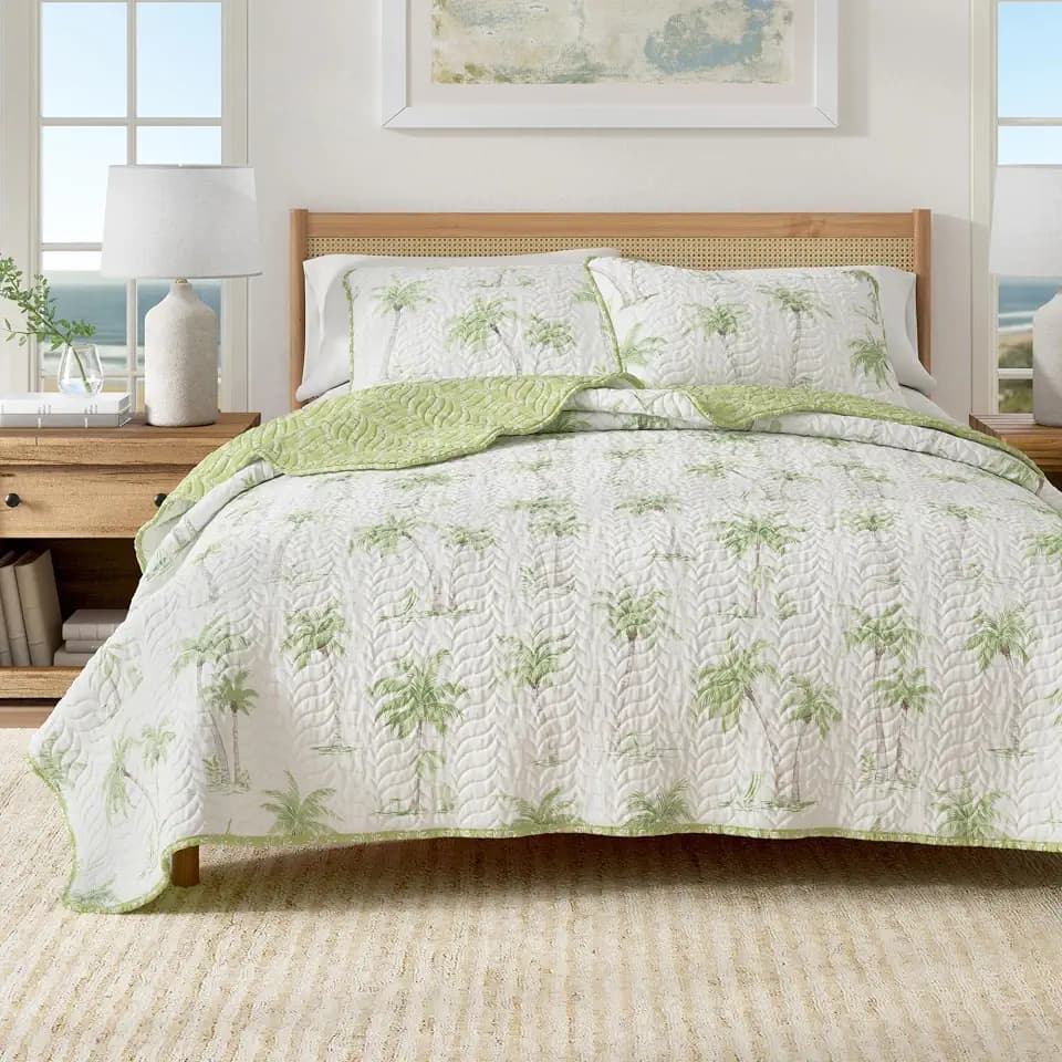 Great Bay Home Coastal Quilt Set - 3-Piece King/California King Size Nautical Bedding Set - Lightweight, All-Season, Reversible Bedspread (West Palm Trees)