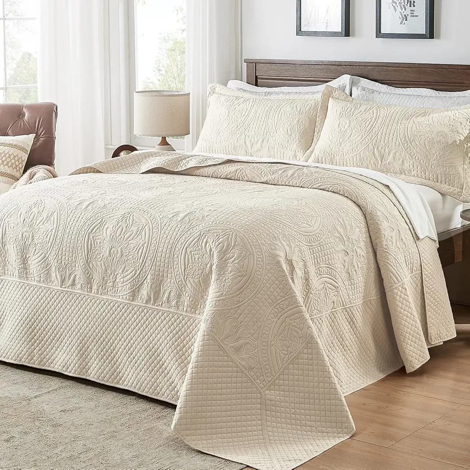 Qucover Oversized King Quilt Bedspread 132x 120, Extra Wide Alaska King Quilt, 3 Piece Soft Microfiber Lightweight Super King Quilts Set, Vintage Persian Pattern, with Pillow Shams, Beige