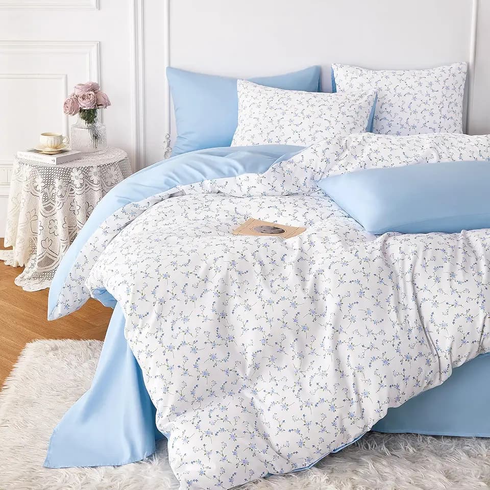Wake In Cloud - Floral Comforter Set, Coquette Cottagecore Aesthetic Cute Flower Pattern for Women Teen Girls, Soft Lightweight Dorm Bedding, 3 Pieces, Blue White, Queen Size