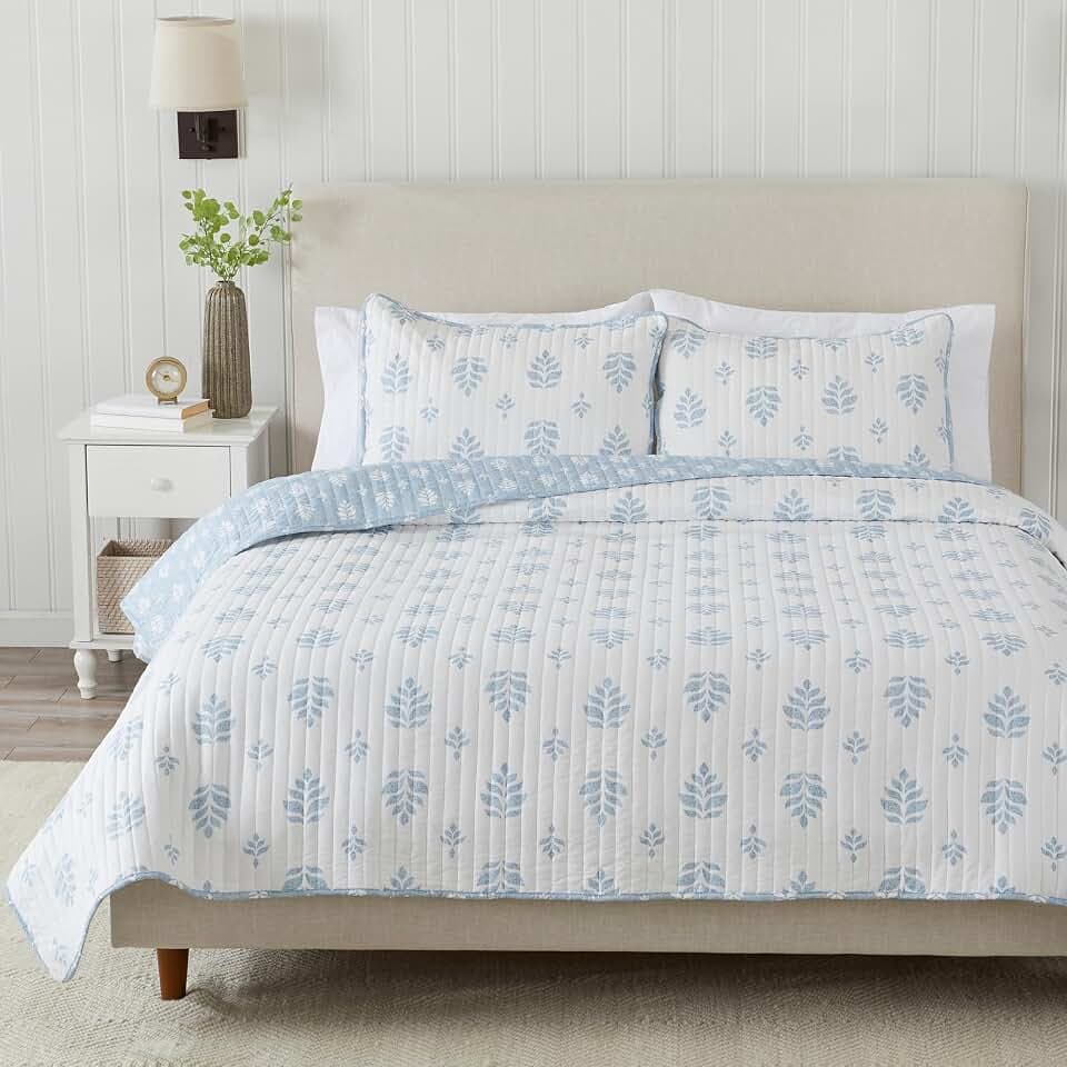 Great Bay Home Floral King Quilt Set with Shams, French Floral Bedding Set, All-Season, Lightweight Bedspread. Reversible, Farmhouse Bedding. (King, Colette Blue)