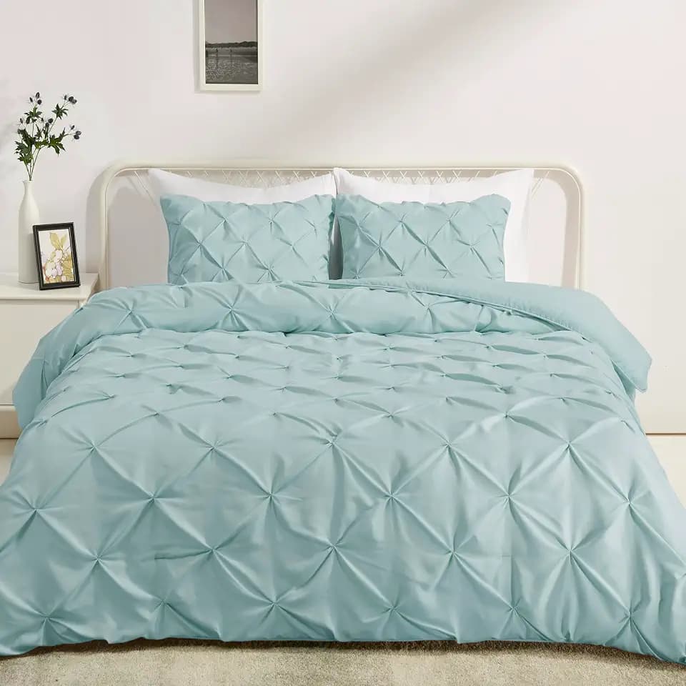 Amazon Basics Lightweight, Soft King Size Comforter Set, All-Season Down-Alternative 3-Piece Bedding, Pinch Pleat Design with Piped Edges, Spa Blue