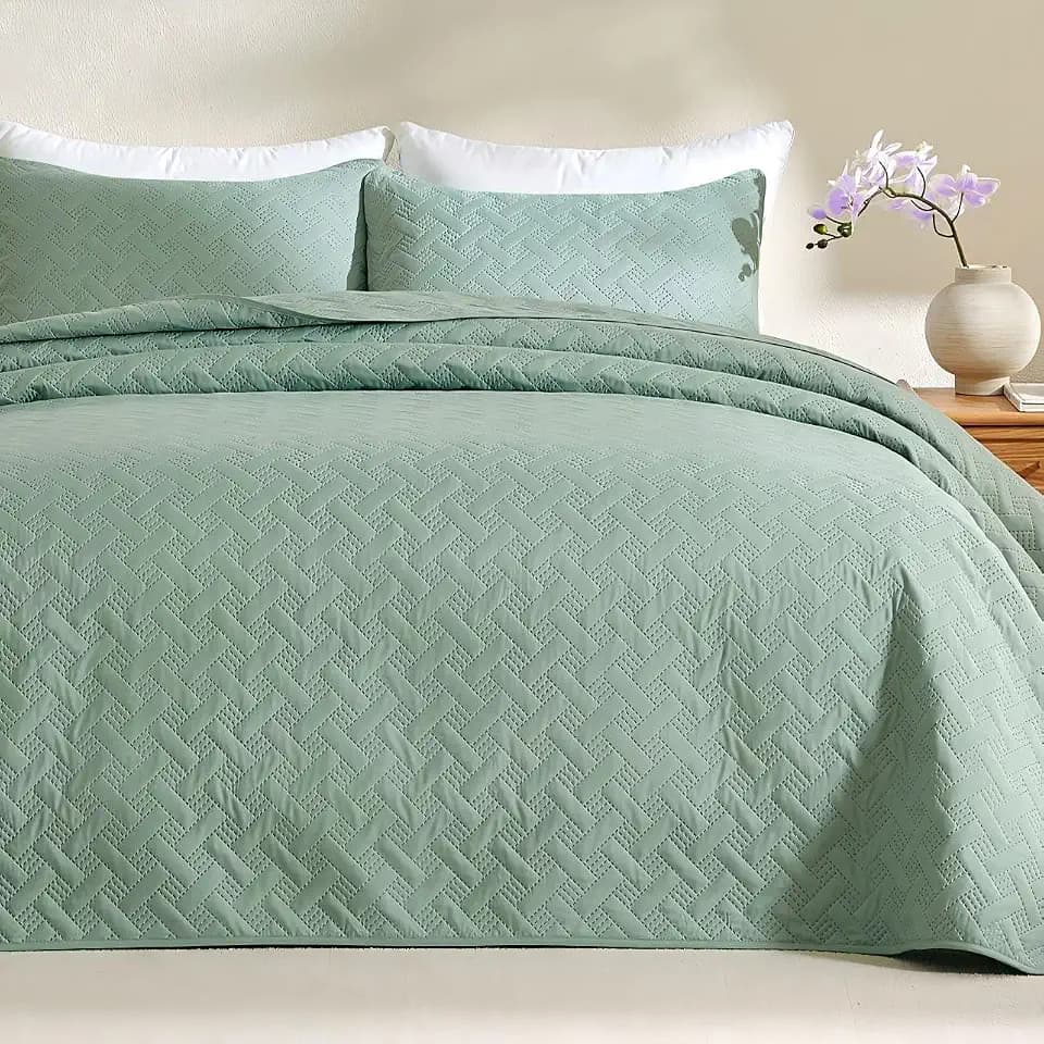 JYHOPE Sage Green Twin Quilt Set 68x90 Lightweight Microfabric Bedspread, 3-Piece Quilt Bedding with Pillow Shams, Summer Cooling Quilts, Ribbon Wrapped Gift