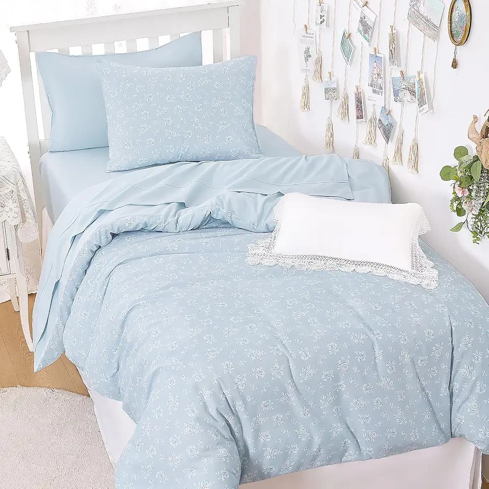 Wake In Cloud - Floral Comforter Set, Coquette Cottagecore Aesthetic Flower Shabby Chic Pattern for Women Teen Girls, Soft Lightweight Bedding, 3 Pieces, Light Blue, Twin/Twin XL Size