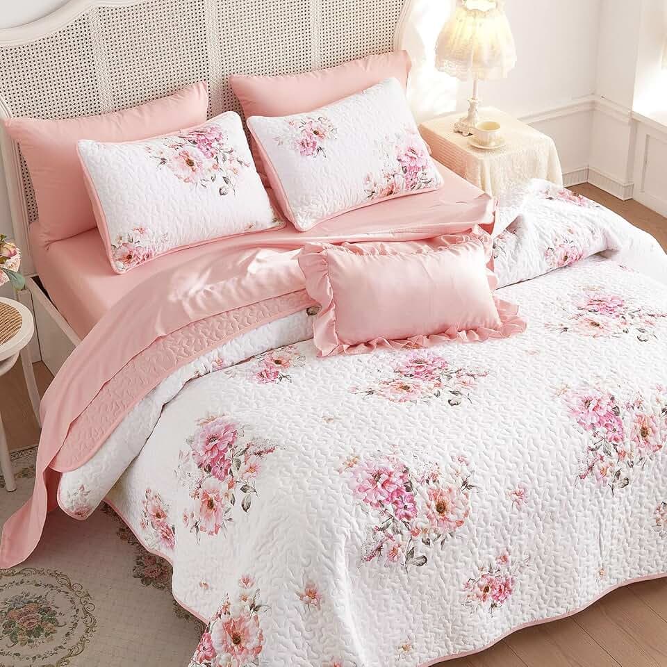 Wake In Cloud - Shabby Chic Quilt Set, Floral Coquette Cottagecore Farmhouse Vintage Flowers, for Women Teen Girls, Reversible Lightweight Bedspread Coverlet, 3 Pieces, White Pink, Queen/Full Size