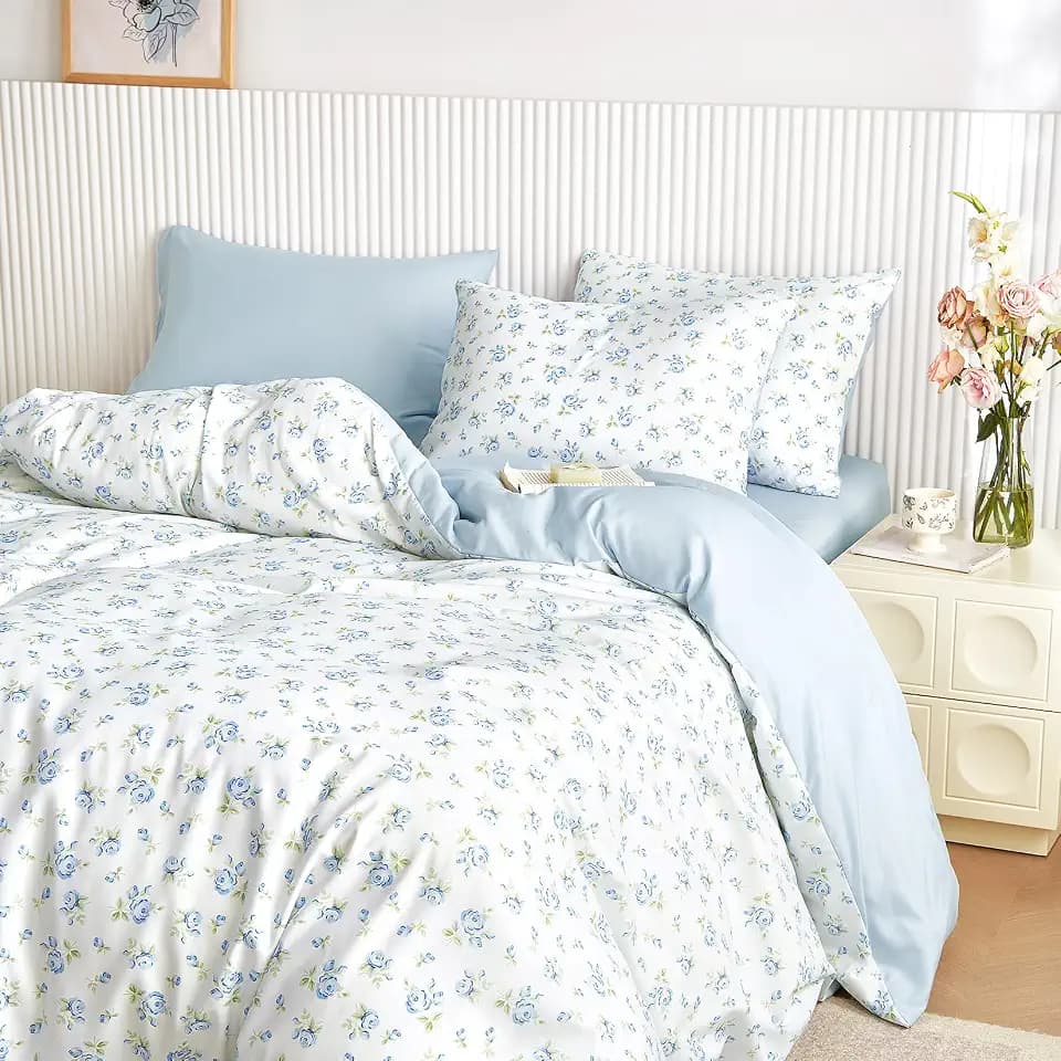 Wake In Cloud - Floral Comforter Set, Coquette Cottagecore Aesthetic Flower Shabby Chic Pattern for Women Teen Girls, Soft Lightweight Bedding, 3 Pieces, White Blue, King Size
