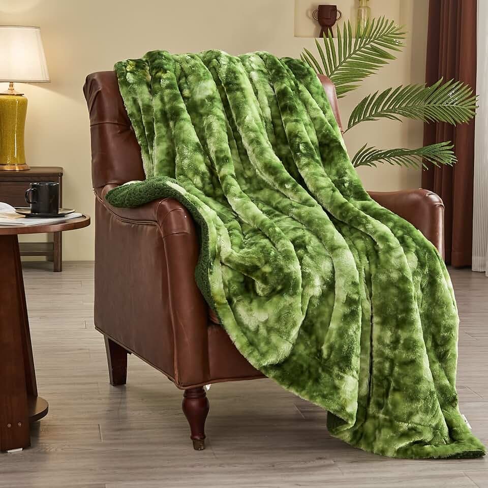 NEWCOSPLAY Faux Fur Sherpa Throw Blanket for Couch, Green, 40"x50"