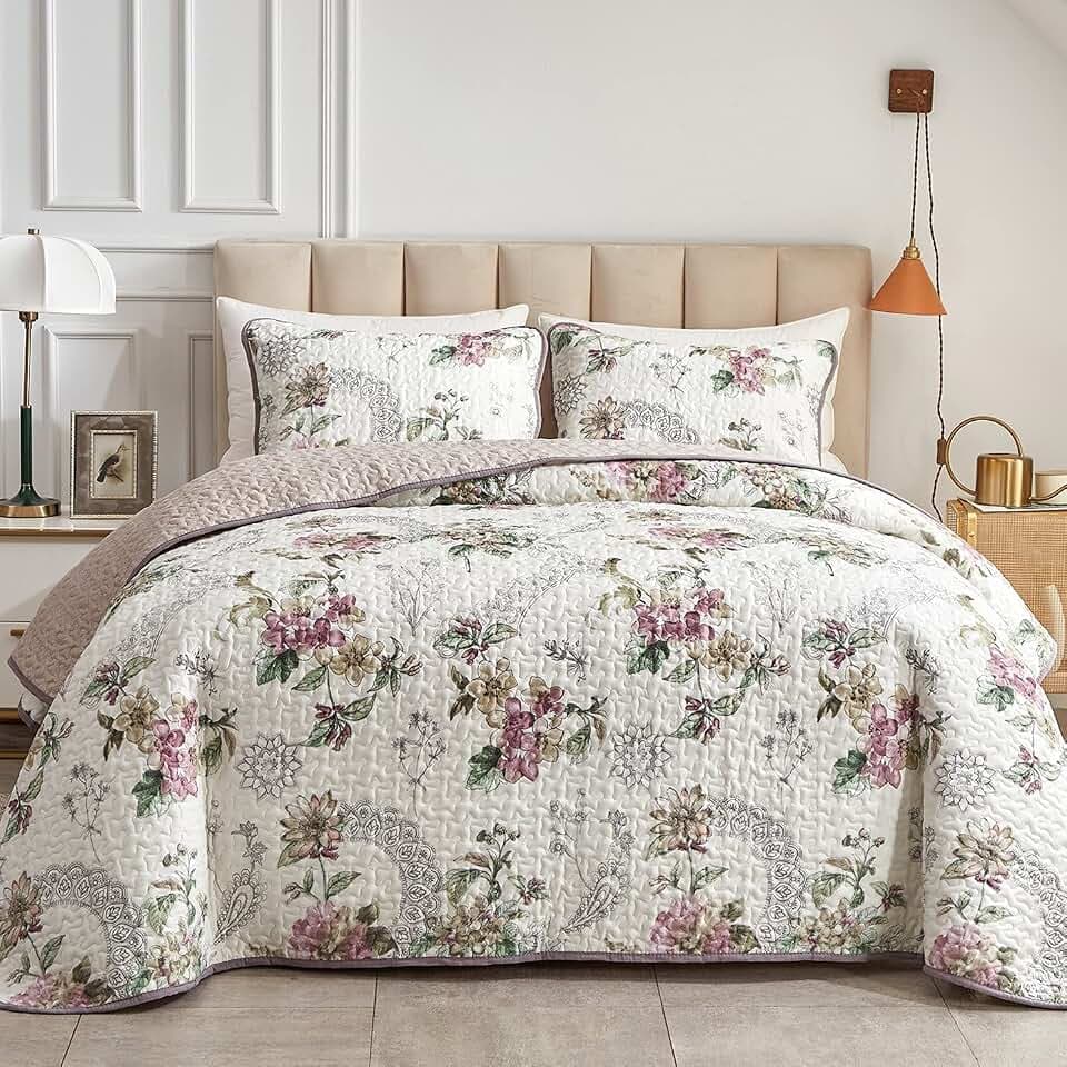 Flysheep 3 Pieces Quilt Set California King Size, Beige Floral Reversible Bedspread Coverlet Set, Soft Microfiber Lightweight Bed Cover for All Season (102" x 114", 1 Quilt+ 2 Pillow Shams)