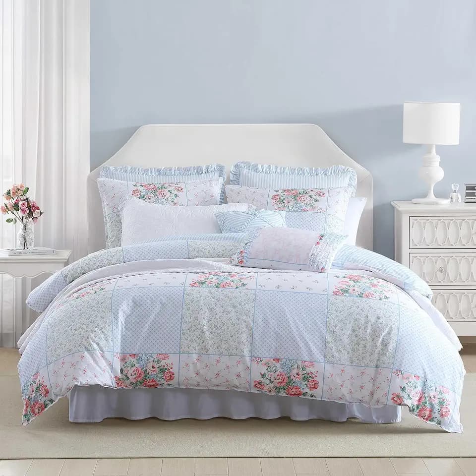 Laura Ashley – Queen Duvet Cover Set, Soft Bedding with Matching Shams & Bonus Decorative Pillows, Floral Bedroom Decor, 7-Piece, College Dorm Room Essentials (Hope Patchwork Blue)