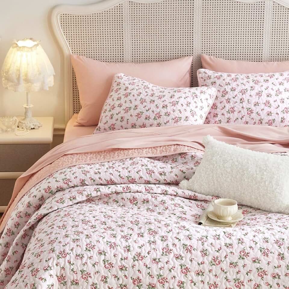 Wake In Cloud - Floral Quilt Set, Coquette Cottagecore Shabby Chic Flower Pattern for Women Teen Girls, Reversible Lightweight Bedspread Coverlet, 3 Pieces, Pink, Queen/Full Size