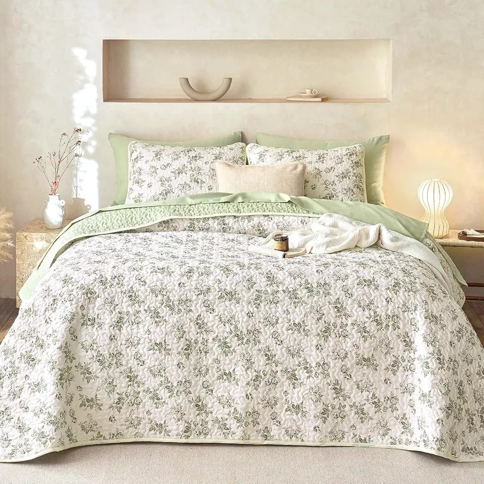 Wake In Cloud - Floral Quilt Set, Shabby Chic Coquette Cottagecore Vintage Flower for Women Teen Girls, Reversible Lightweight Bedspread Coverlet, 3 Pieces, Sage Green, Twin/Twin XL Size
