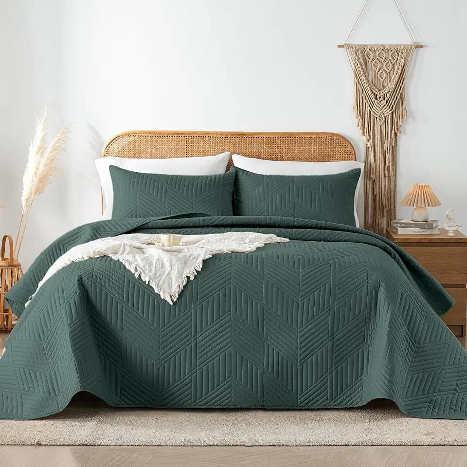 Davulos Full/Queen Quilt Set, Forest Green Lightweight Microfiber Bedspread, Reversible All Season Coverlet with Modern Geometric Pattern, Ultra Soft & Breathable (1 Quilt, 2 Pillow Shams)