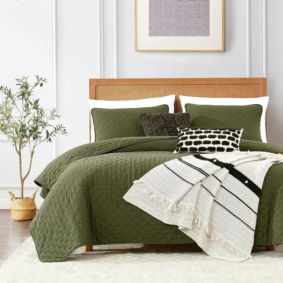 Olive Green Cloud King Size Quilt Bedding Sets with Pillow Shams, Farmhouse Lightweight Soft Bedspread Coverlet, All Season Rustic Country Thin Comforter, 3 Pieces, 104x90 inches