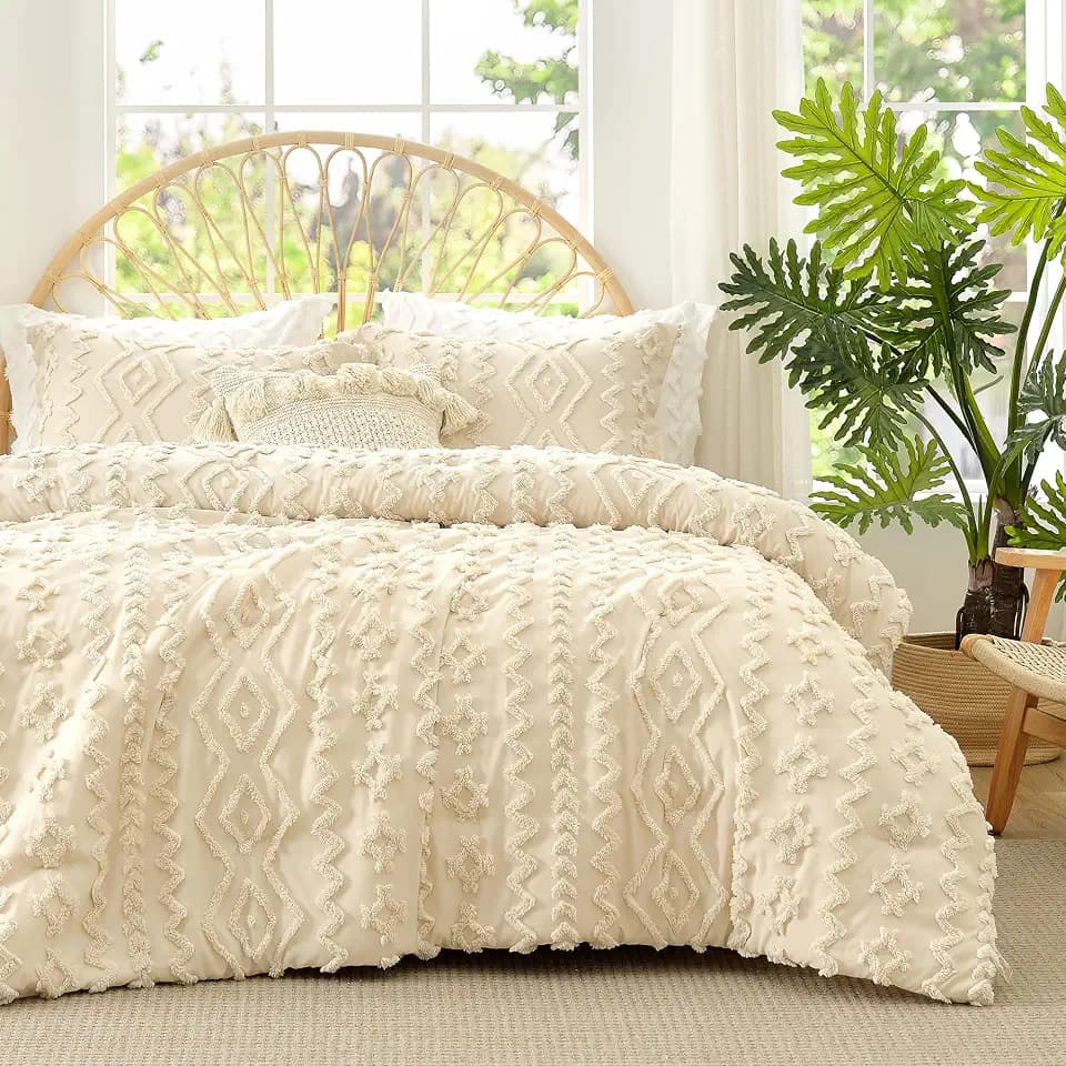 Amélie Home Tufted Boho Comforter Set Queen Size, 3 Pieces Soft Textured Bed Set, Lightweight Breathable Comforter for All Seasons, Farmhouse Shabby Chic Jacquard Bedding, Cozy Gift for Women, Beige