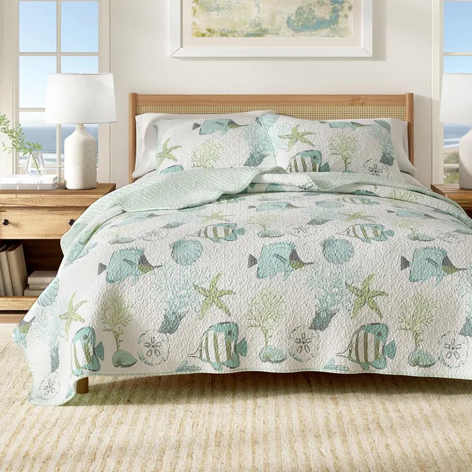 Great Bay Home Coastal Quilt Set - 2-Piece Twin/Twin XL Size Nautical Bedding Set - Lightweight, All-Season, Reversible Bedspread (Fish & Coral)