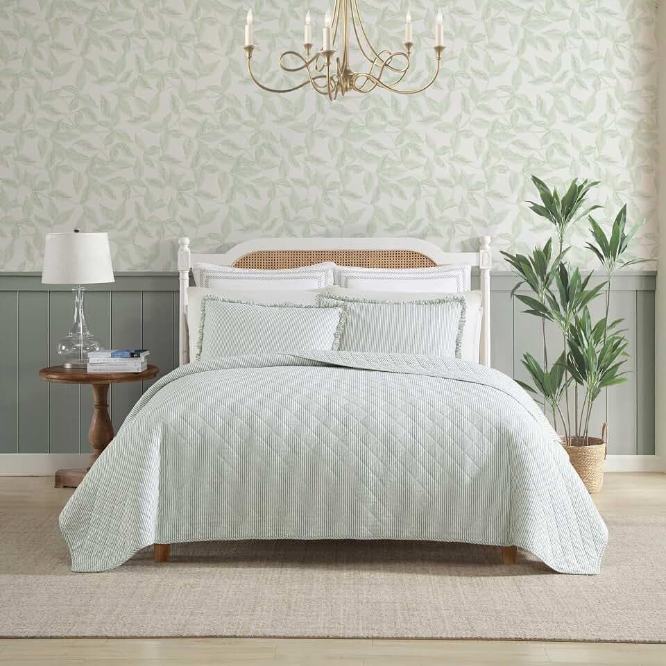 Laura Ashley - Soft & Lightweight Queen Quilt with Matching Shams