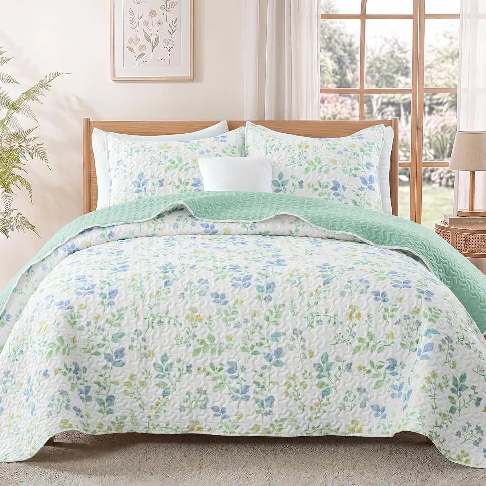 Exclusivo Mezcla Floral Reversible Twin Size Quilt Bedding Set, White