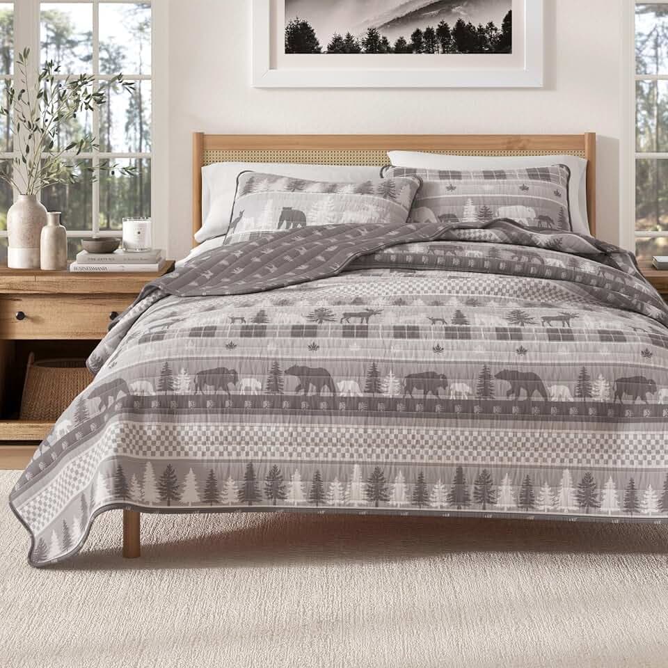 Great Bay Home Lodge Quilt Set - 3-Piece Full/Queen Size Rustic Bedding Set - Lightweight, All-Season, Reversible Bedspread (Rustic Landscape Grey)