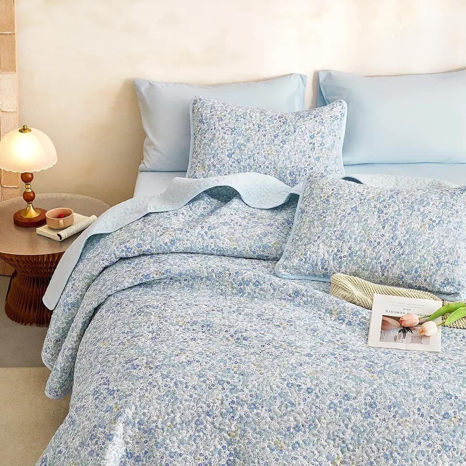 Wake In Cloud - Floral Quilt Set, Cute Vintage Flower Cottagecore Shabby Chic for Women Teen Girls, Reversible Lightweight Bedspread Coverlet, 3 Pieces, Light Blue, Queen/Full Size