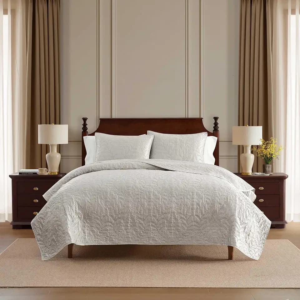 Martha Stewart - Queen Size Quilt Set with Matching Shams