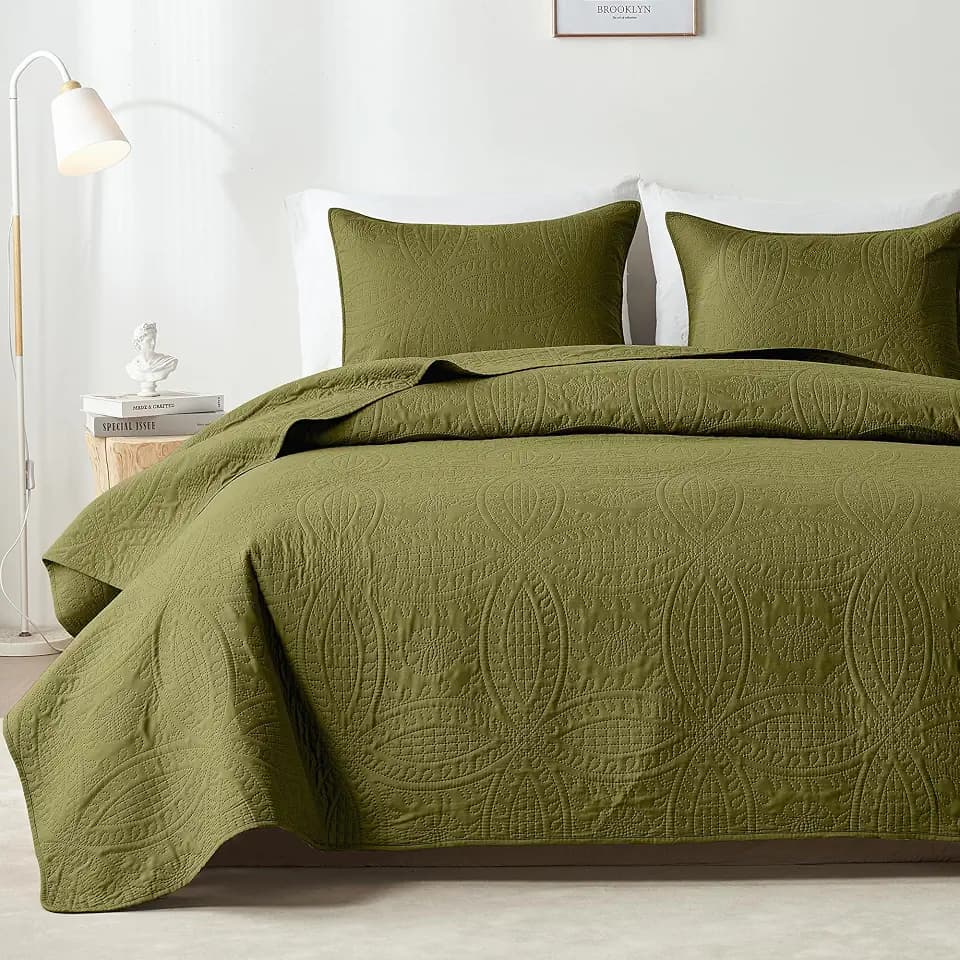 akkialla Twin Quilt Set,Olive Green Lightweight Bedspread with Coin Pattern, Soft Microfiber Coverlet for All Seasons, Elegant Modern Home Style (1 Quilt, 1 Pillow Sham)