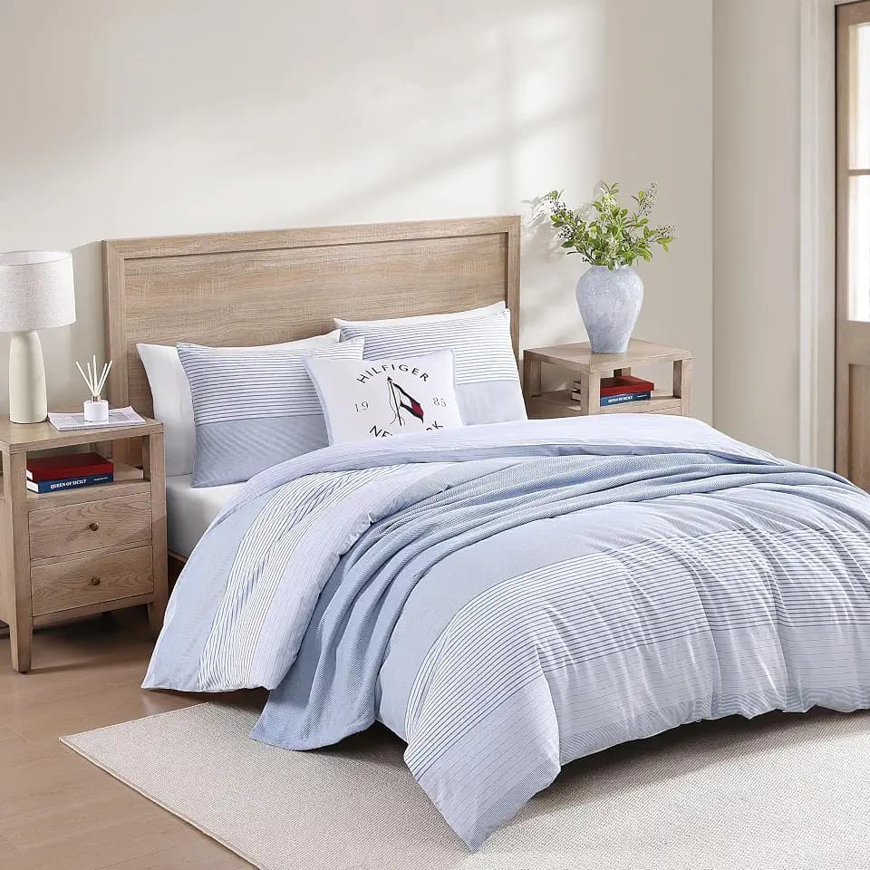 Tommy Hilfiger - Queen Size Comforter Set with Matching Shams