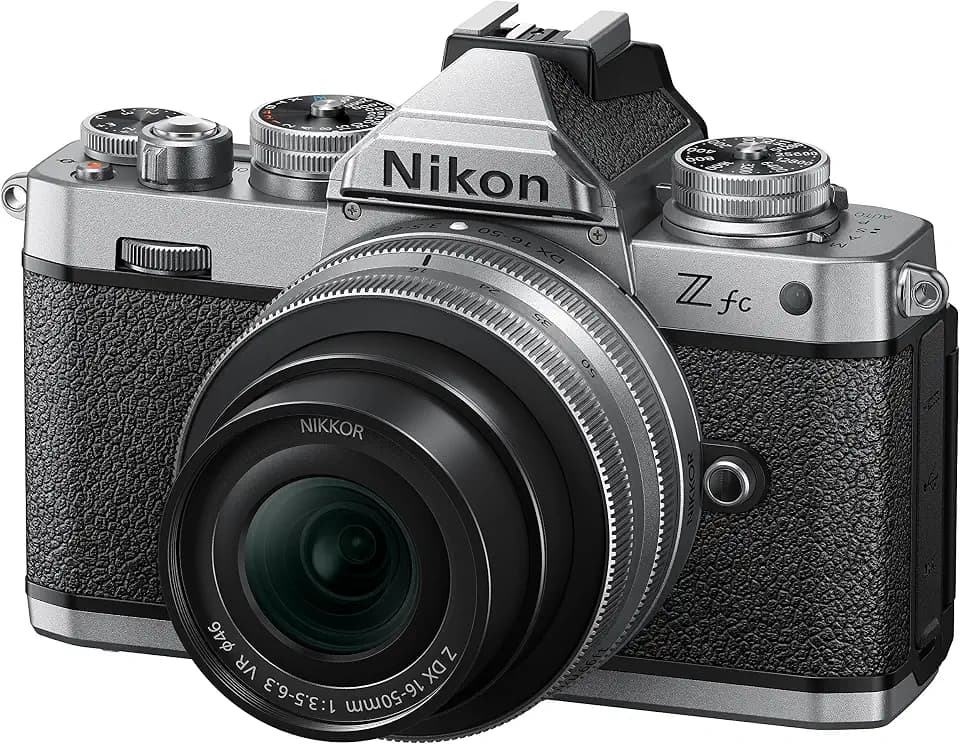 Nikon Z fc KIT Z DX 16-50 mm 1:3.5-6.3 VR Silver Edition (20.9 MP, OLED-Sucher mit 2.36 Millionen Bildpunkten, 11 Bilder pro Sekunde, Hybrid AF mit Fokus-Assistent, ISO 100-51.200, 4K UHD-Video)