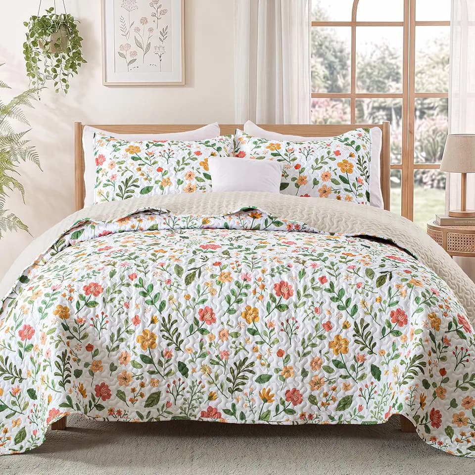 Exclusivo Mezcla Floral Reversible Twin Size Quilt Bedding Set, White
